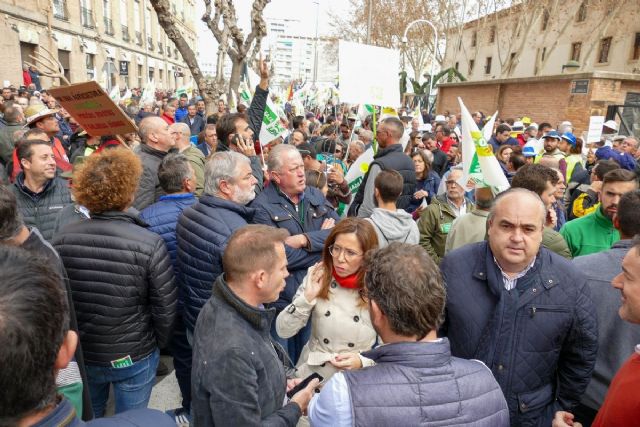 La alcaldesa muestra su apoyo al sector agrario durante la concentración que ha tenido lugar este viernes - 1, Foto 1