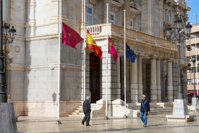 Banderas a media asta en señal de duelo por las víctimas del naufragio del Villa de Pitanxo en aguas de Terranova - 1, Foto 1