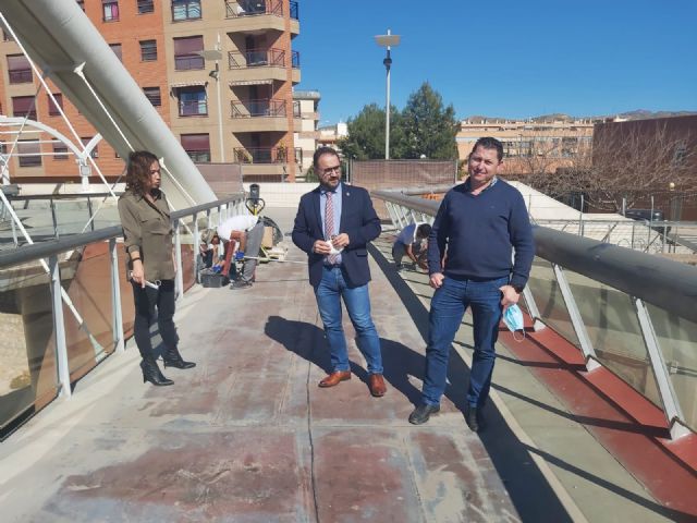El Ayuntamiento de Lorca acomete la sustitución del pavimento y la pintura de la base de la Pasarela Alcalde Miguel Navarro - 1, Foto 1