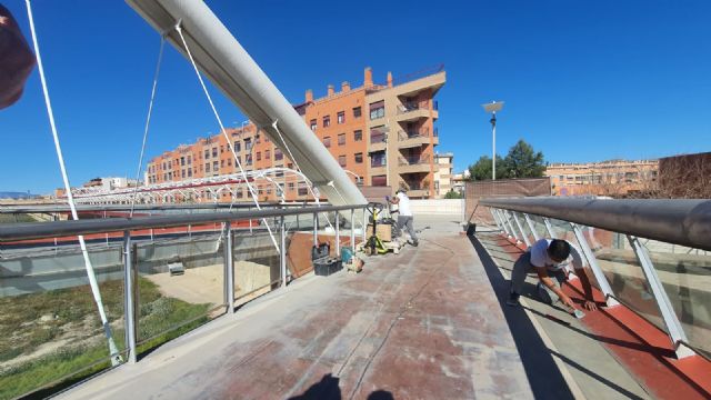 El Ayuntamiento de Lorca acomete la sustitución del pavimento y la pintura de la base de la Pasarela Alcalde Miguel Navarro - 2, Foto 2