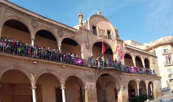 La fachada del Ayuntamiento de Lorca se tiñe del morado en el Día Mundial del Movimiento Scout - 1, Foto 1