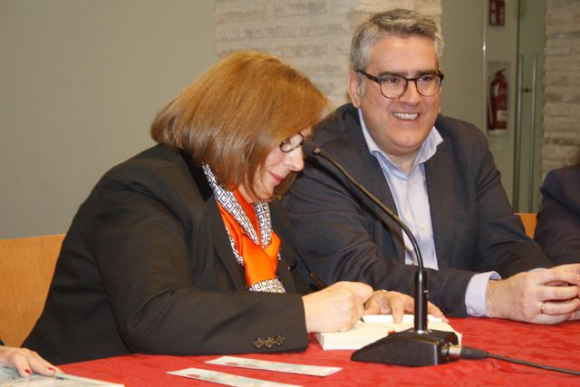Éxito de Aurora Rey Aragón en la presentación de su novela Ama-Mazu entre el azul y el blanco en el Convento de la Merced - 2, Foto 2