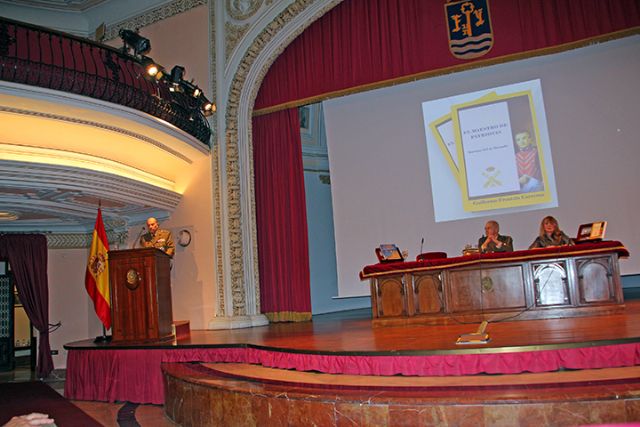 Cultura. Sevilla . En el incomparable marco del Teatro del Palacio de la Capitanía General de Sevilla, se celebró el acto de presentación de los dos últimos libros del Coronel D. Guillermo Frontela Carreras - 2, Foto 2