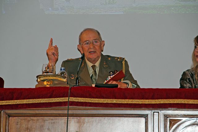 Cultura. Sevilla . En el incomparable marco del Teatro del Palacio de la Capitanía General de Sevilla, se celebró el acto de presentación de los dos últimos libros del Coronel D. Guillermo Frontela Carreras - 3, Foto 3