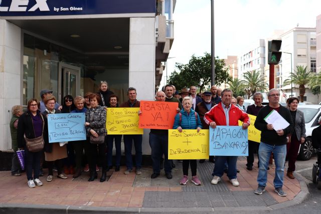 El PSOE de Lorca apoya las movilizaciones vecinales contra el cierre bancario en La Viña, San Antonio y Alfonso X - 3, Foto 3