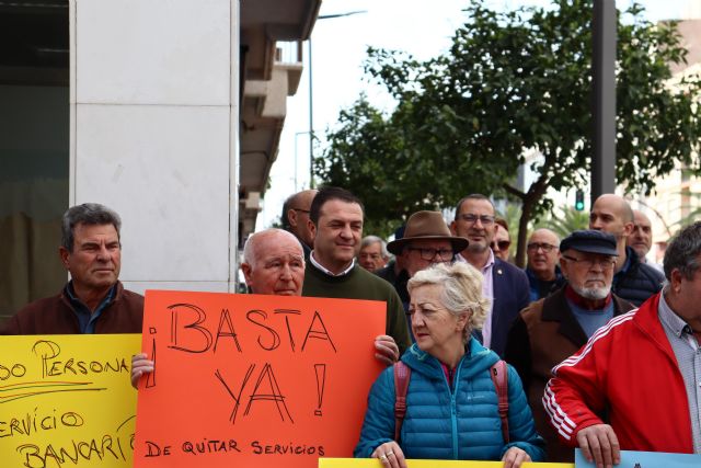 El PSOE de Lorca apoya las movilizaciones vecinales contra el cierre bancario en La Viña, San Antonio y Alfonso X - 4, Foto 4
