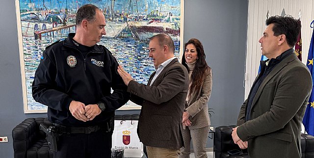 El director general de Administración Local, Francisco Abril, entrega en San Javier los nuevos emblemas de brazo que lucirán los policías locales de la Región - 1, Foto 1