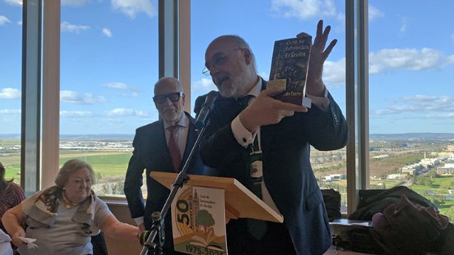 La Casa de Extremadura lleva su máximo honor hasta el cielo de Sevilla - 2, Foto 2