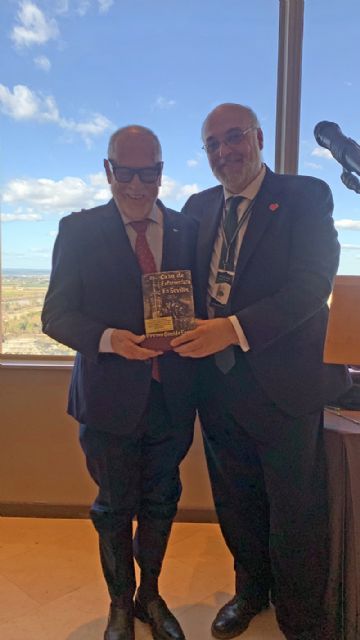 La Casa de Extremadura lleva su máximo honor hasta el cielo de Sevilla - 3, Foto 3