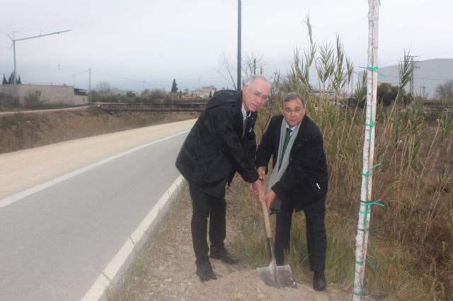 Ayuntamiento de Murcia y Estrella de Levante cumplen con el compromiso por la sostenibilidad del Medio Ambiente plantando más de 100 árboles en el entorno del Río Segura - 1, Foto 1