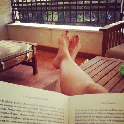 La biblioteca te invita a hacerte un selfie pero leyendo - 1, Foto 1