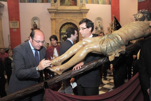 Pedro Antonio Sánchez participa en el besapié a la imagen del Santísimo Cristo del Perdón - 1, Foto 1