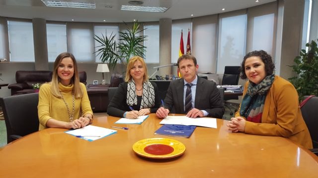 Familia y Ayuntamiento de Torre Pacheco acuerdan seguir prestando atención a los mayores en el centro de día - 1, Foto 1