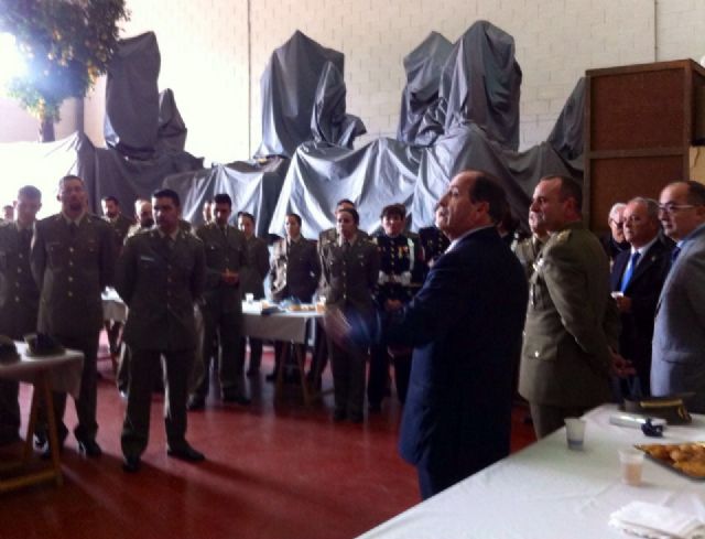 Visita del Piquete de artillería a la Cofradía de NP Jesus Reducitado - 1, Foto 1