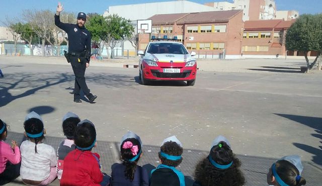La Policía Local visita la Escuela de Educación Infantil del colegio San Antonio Abad de Urbanización Mediterráneo - 1, Foto 1