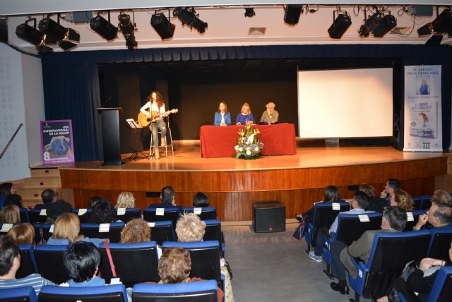 Dolores Ibarra presenta en Águilas su primer poemario - 1, Foto 1