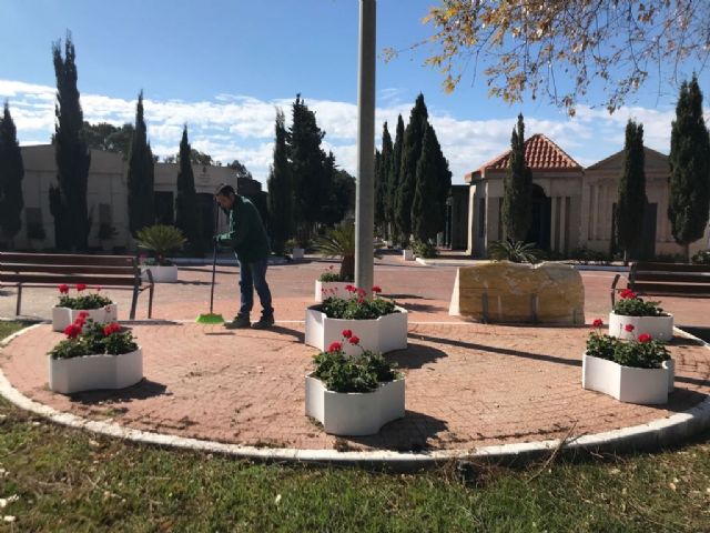 La edil Isabel Fernández destaca la importancia de trabajar de forma diaria en el mantenimiento del cementerio municipal - 2, Foto 2