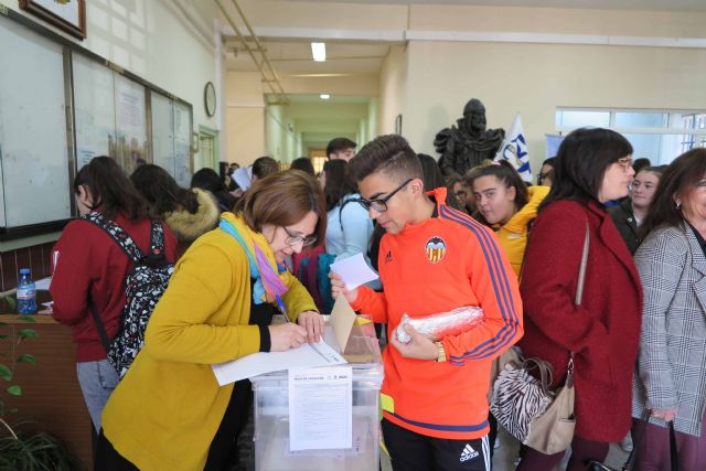 Alumnos de los centros de Secundaria votan propuestas dentro de los presupuestos participativos aplicados al área de Juventud - 1, Foto 1