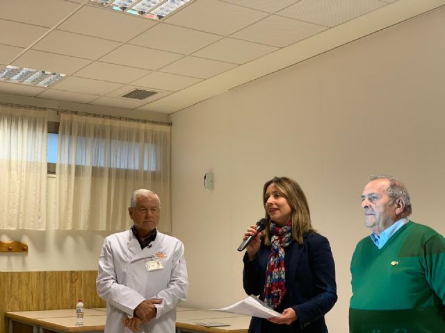 Los participantes en el proyecto de voluntariado ´Mayores Solidarios´ conocen los secretos de la elaboración del pastel de carne - 1, Foto 1