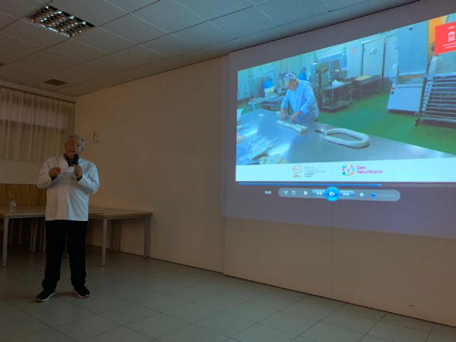 Los participantes en el proyecto de voluntariado ´Mayores Solidarios´ conocen los secretos de la elaboración del pastel de carne - 2, Foto 2