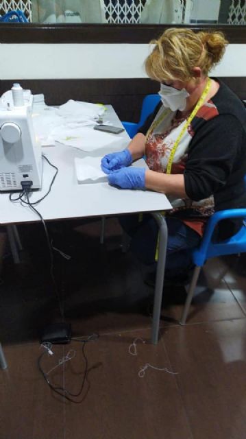 El Ayuntamiento de Alcantarilla dona material y organiza una campaña solidaria para la fabricación de mascarillas - 2, Foto 2