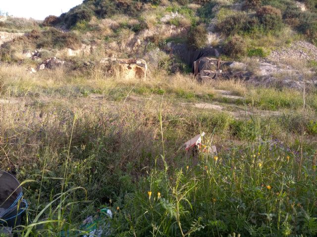 Fotografía del estado de abandono en el que se encuentran los restos arqueológicos de la Calle Morería, ubicados en unos solares municipales llenos de suciedad y maleza, Foto 1