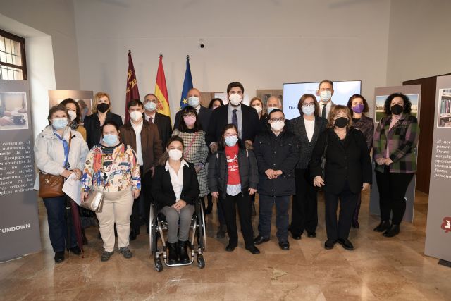 López Miras inaugura una exposición que da visibilidad al síndrome de Down - 1, Foto 1