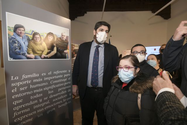 López Miras inaugura una exposición que da visibilidad al síndrome de Down - 2, Foto 2