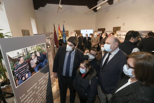 López Miras inaugura una exposición que da visibilidad al síndrome de Down - 3, Foto 3