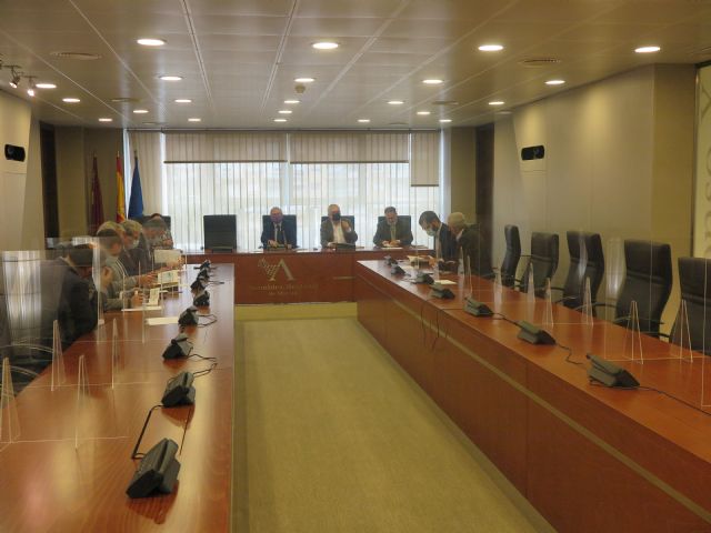 La política, los políticos y los partidos políticos se convierten, por primera vez, en el principal problema que perciben los ciudadanos de la Región, según el barómetro de invierno del Cemop - 2, Foto 2