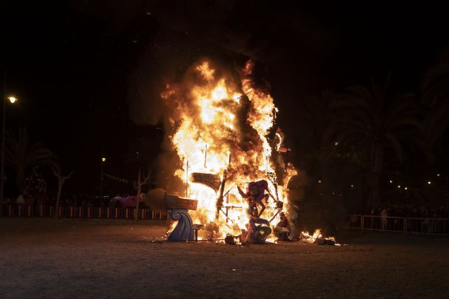 Puerto de Mazarrn quema su falla, Foto 3