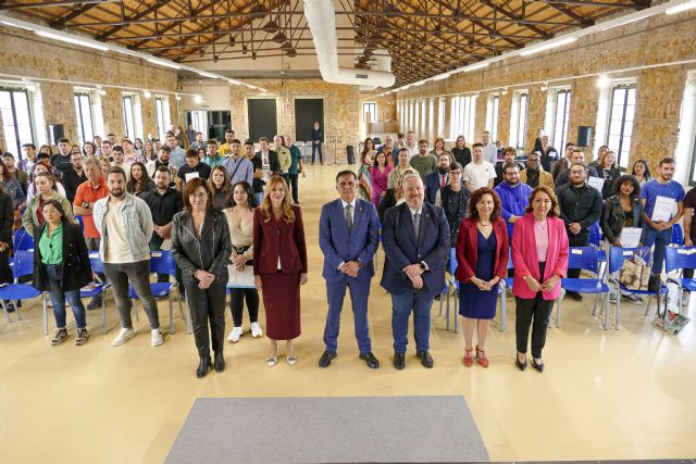 El Alcalde Serrano entrega los diplomas a los 92 desempleados menores de 30 años que han participado en Programas Mixtos de Empleo y Formación de Garantía Juvenil - 1, Foto 1