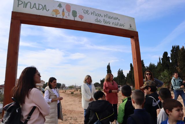 Ayuntamiento y comunidad escolar conmemoran el Día Internacional de Los Bosques con la plantación de pinos - 1, Foto 1