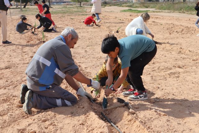 Ayuntamiento y comunidad escolar conmemoran el Día Internacional de Los Bosques con la plantación de pinos - 2, Foto 2