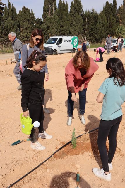 Ayuntamiento y comunidad escolar conmemoran el Día Internacional de Los Bosques con la plantación de pinos - 3, Foto 3