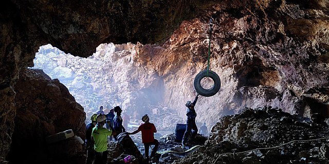 Retirados más de 400 neumáticos usados en una mina abandonada del paraje natural de la sierra de Enmedio en Almendricos - 1, Foto 1