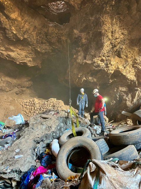 Retirados más de 400 neumáticos usados en una mina abandonada del paraje natural de la sierra de Enmedio en Almendricos - 2, Foto 2