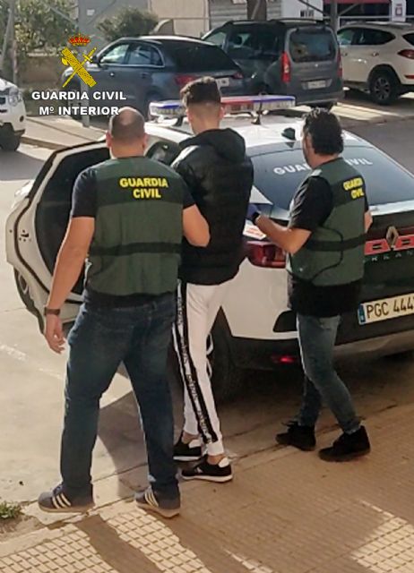 La Guardia Civil detiene a dos violentos y experimentados delincuentes que dispararon contra varios vecinos en San Pedro del Pinatar - 3, Foto 3