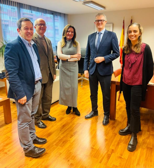 El consejero de Salud se reúne con la investigadora murciana Belén de la Morena, galardona por la Cátedra Cajal - 1, Foto 1