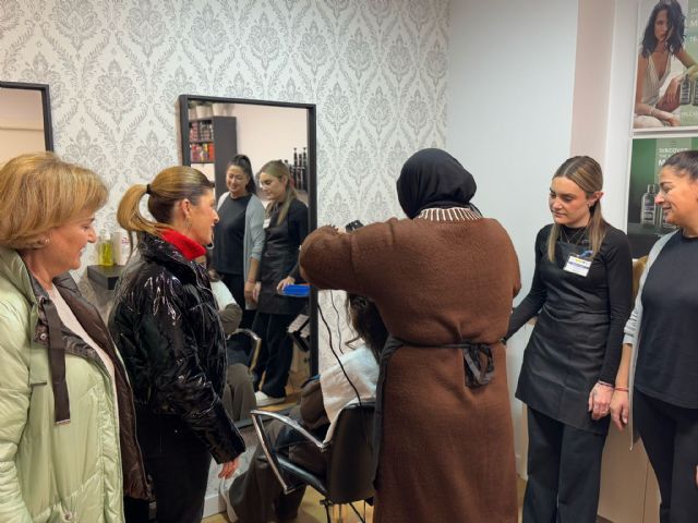 Ocho lorquinos se forman en servicios auxiliares de peluquería gracias al programa Activa-T puesto en marcha por el Ayuntamiento - 2, Foto 2