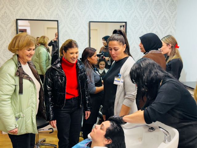 Ocho lorquinos se forman en servicios auxiliares de peluquería gracias al programa Activa-T puesto en marcha por el Ayuntamiento - 3, Foto 3