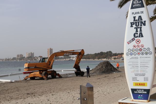 El Ayuntamiento recupera 1.500 metros cúbicos de arena en las playas de Villananitos y La Puntica - 1, Foto 1