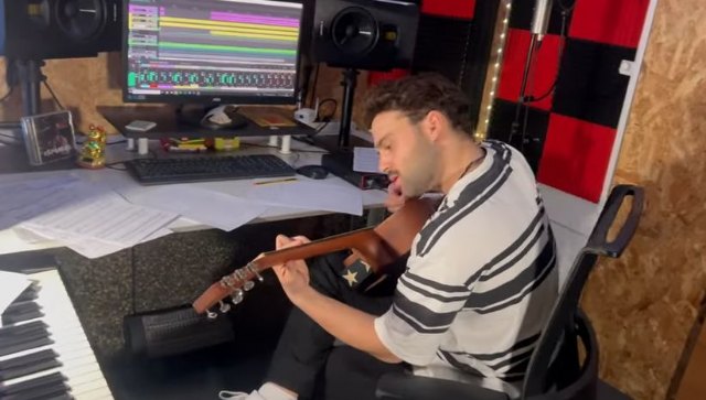 Pedro Mompe�n estrena �Ecos de cristal�, un giro hacia el pop/rock alternativo desde la emoci�n y la sinceridad, Foto 2