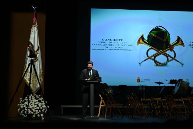 L�pez Miras asiste al concierto por el 30 aniversario de la participaci�n de la Legi�n como escolta del Cristo del Rescate de Lorca, Foto 2