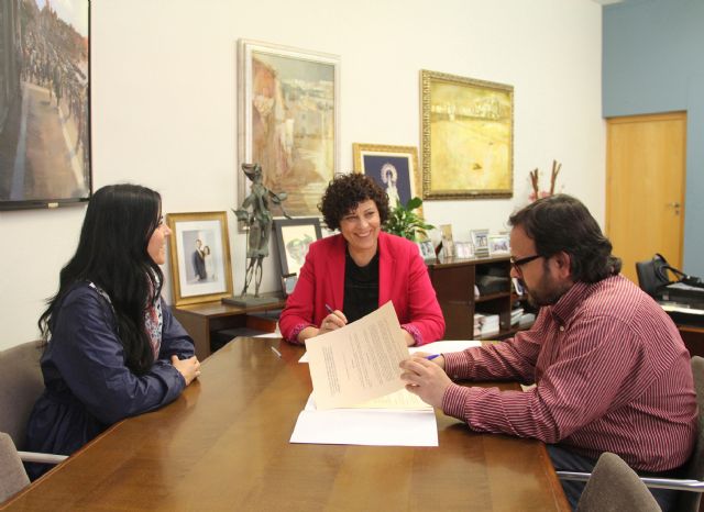 La Alcaldesa firma un convenio de colaboración con Aseplu para fomentar el comercio local en Puerto Lumbreras - 1, Foto 1