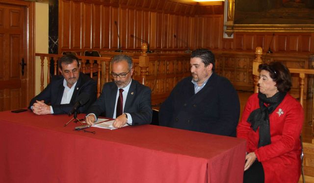 El Ayuntamiento entrega subvenciones por un importe global de 70.000 euros a Comisión de Festejos y los bandos - 1, Foto 1