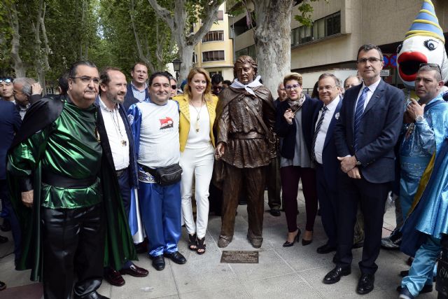 La escultura de un sardinero se erige desde hoy en el paseo Alfonso X El Sabio - 1, Foto 1