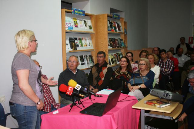 Floren Dimas y Alfonso Cayuela, investigadores de la memoria histórica, disertan en una charla sobre la represión política y las cárceles de Totana tras la Guerra Civil - 2, Foto 2