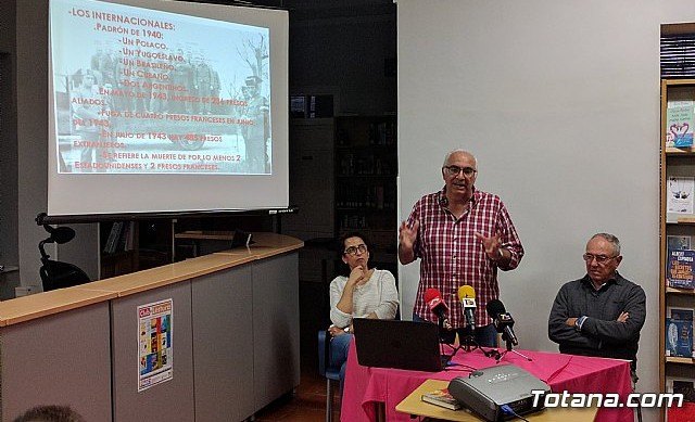 Floren Dimas y Alfonso Cayuela, investigadores de la memoria histórica, disertan en una charla sobre la represión política y las cárceles de Totana tras la Guerra Civil - 1, Foto 1