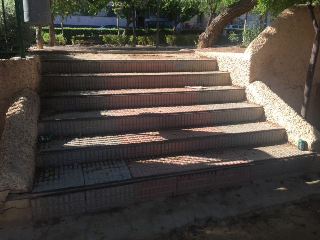 El PSOE exige el arreglo del jardín de Los Almendros, en La Alberca, abandonado desde su construcción con fondos del Plan E - 4, Foto 4